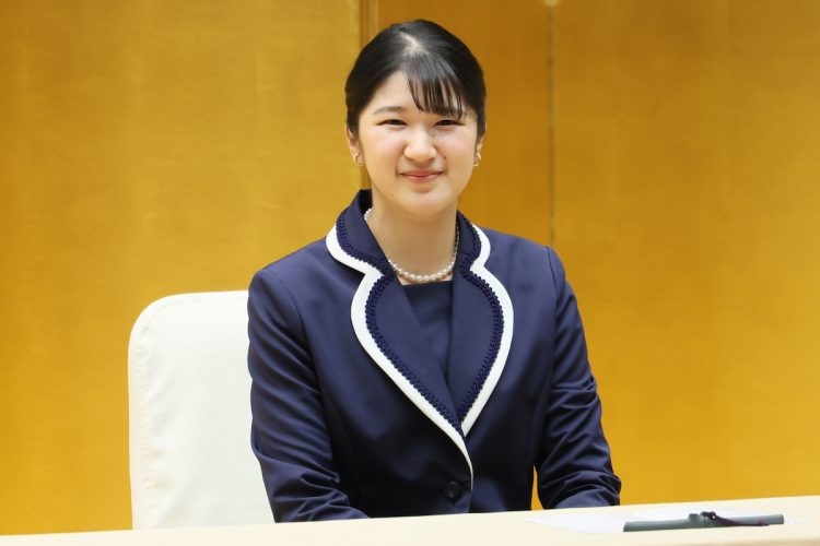 《雅子さまの定番カラーをチョイス》愛子さま、“主役”に寄り添うネイビーとホワイトのバイカラーコーデで式典に出席　ブレードの装飾で立体感も（NEWSポストセブン） - Yahoo!ニュース