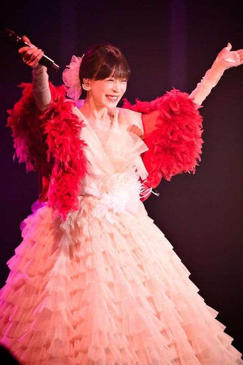 中森明菜がディナーショー完走「疲れた。でも、脚上がってたでしょ?」圧倒的な歌声健在