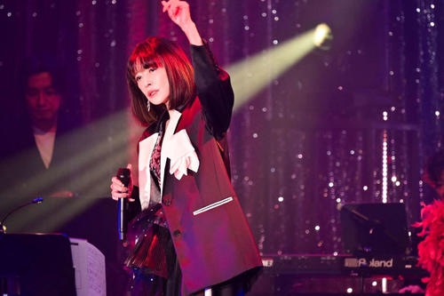中森明菜がディナーショー完走「疲れた。でも、脚上がってたでしょ?」圧倒的な歌声健在