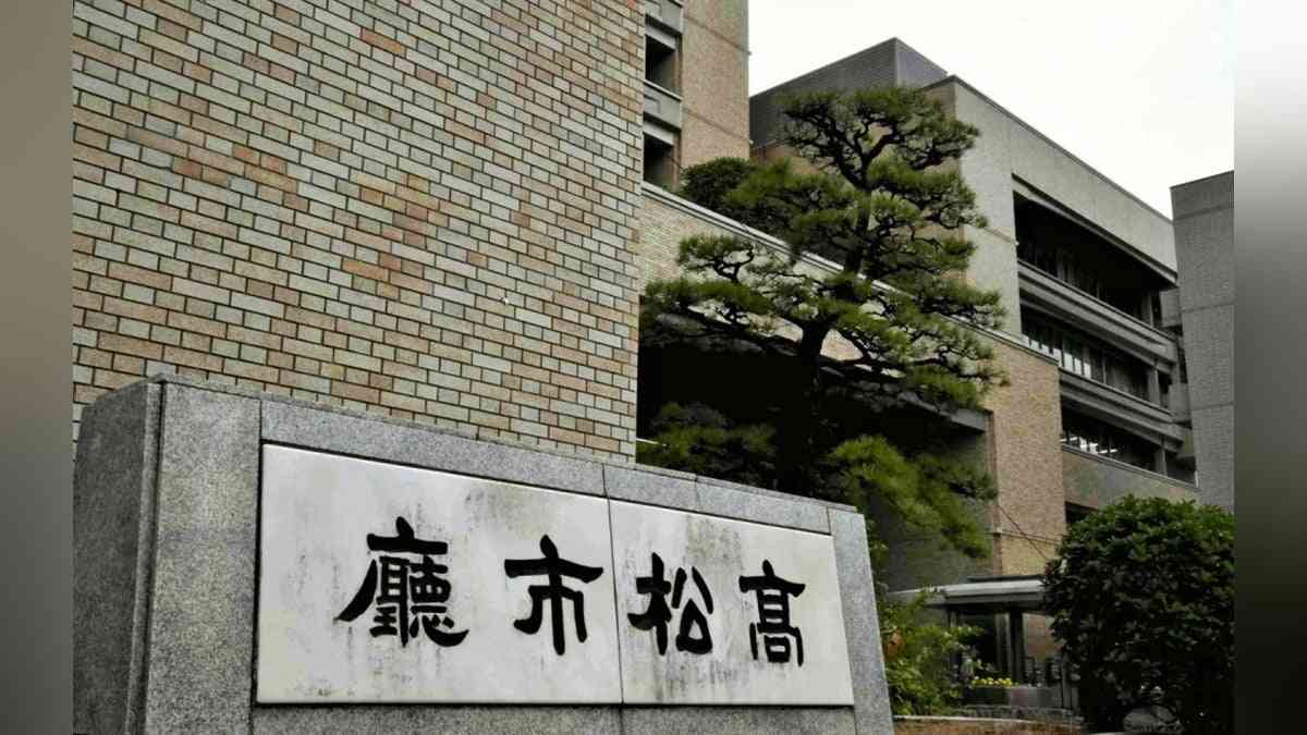 市役所 女子トイレ 便器裏 小型カメラ １１０番騒動 市民課係長 出頭 逮捕 : 読売新聞