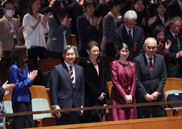 両陛下と愛子さま　バレエ公演「くるみ割り人形」鑑賞　新国立劇場（朝日新聞） - Yahoo!ニュース