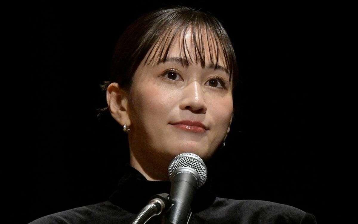 恋愛禁止ルールを生んだ“裏切りの初恋”、伝説のお姫様だっこ、女優キラーとの濃厚なキスも…前田敦子（34）の“情念が深い”人生 | 文春オンライン