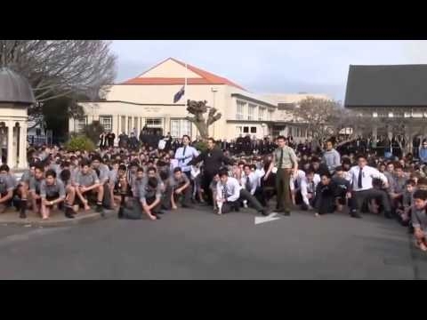 生徒たちが亡き恩師への追悼ハカ　(概要欄：アンカリング記事)