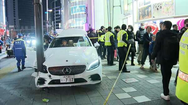 【速報】交差点で車が歩道に突っ込み歩行者の10代女性2人軽傷　車運転の60代男性けが　東京・新宿駅西口近く｜FNNプライムオンライン