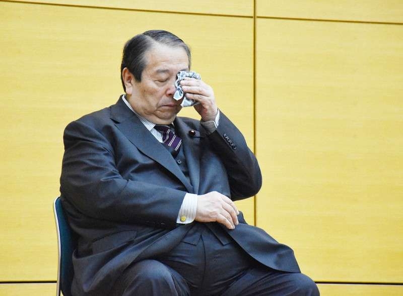 村上前総務相「民主主義が危ない」　幹部職員前に泣きながら訴え