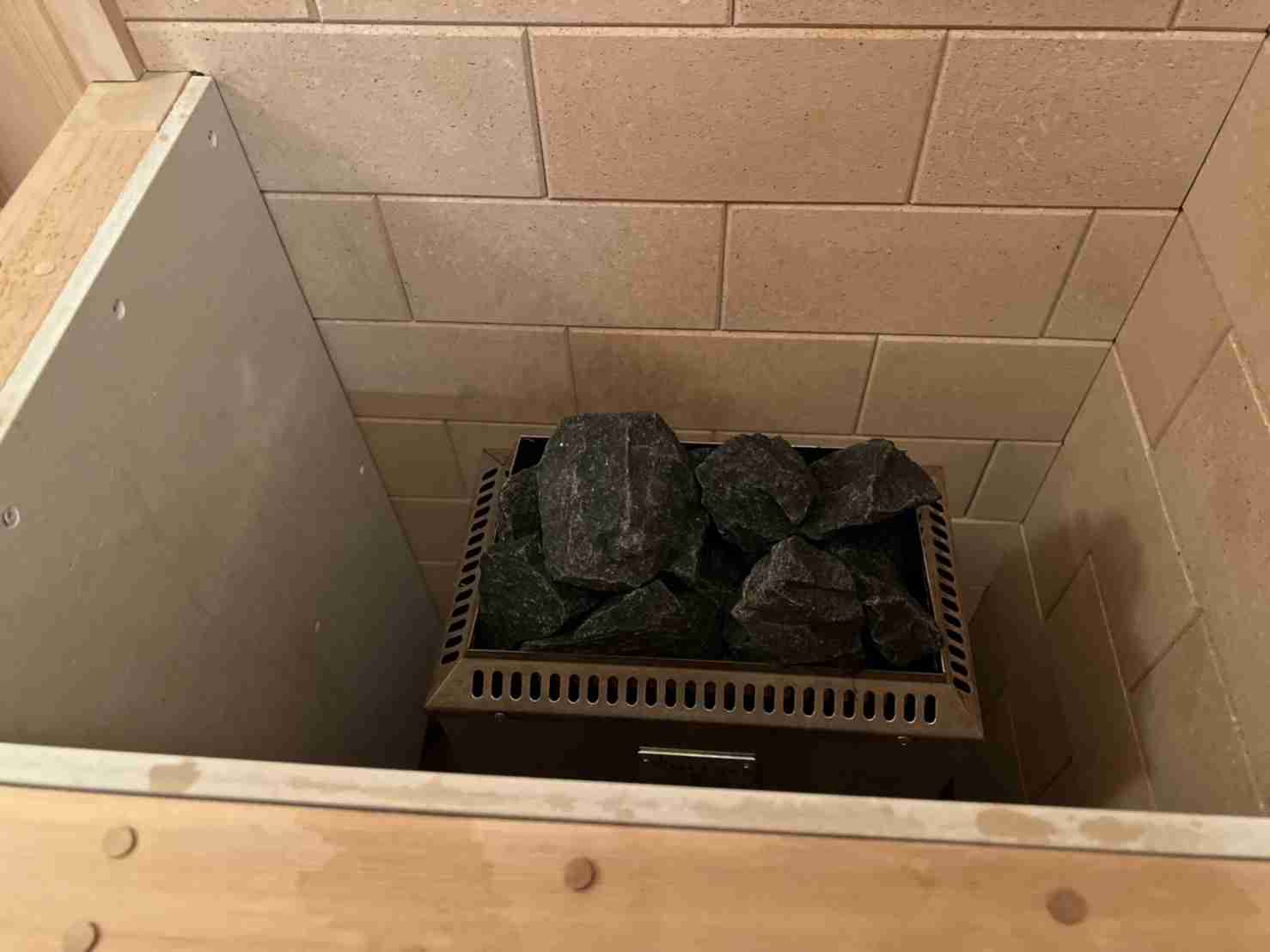 赤坂サウナ火事2人死亡　サウナ室のドアノブ外れ閉じ込められた可能性
