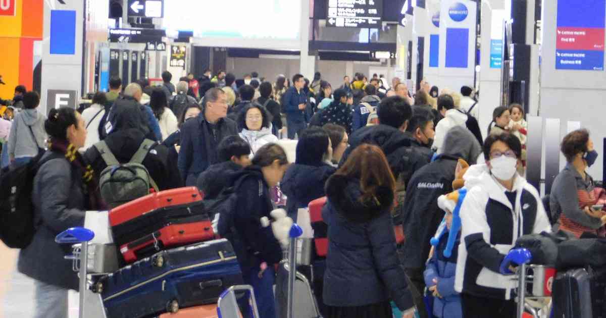 成田空港で出国ラッシュ続く　年末年始ほぼ前年並み、早朝から混雑 | 毎日新聞