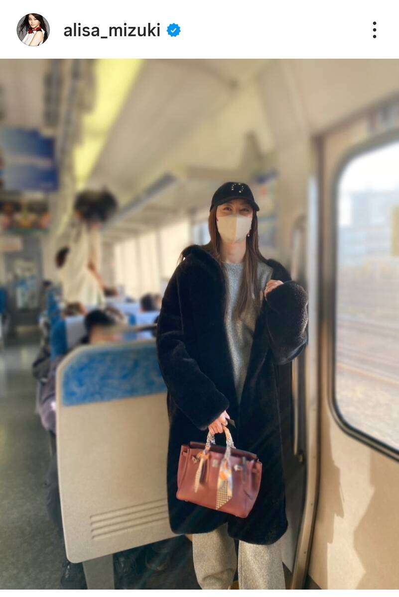 「大物女優が電車乗ってる」プライベート姿に騒然「顔隠しても」「バレバレ」「8頭身」「オーラ出てます」正体は観月ありさ