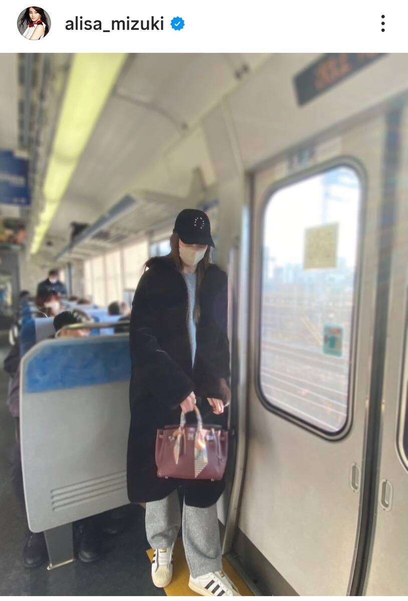 「大物女優が電車乗ってる」プライベート姿に騒然「顔隠しても」「バレバレ」「８頭身」「オーラ出てます」正体は観月ありさ - スポーツ報知