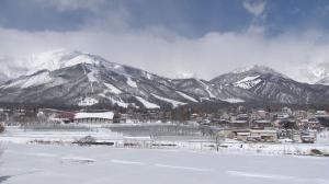 観光客急増で「落書き」「騒音」など迷惑行為が問題に…違反者に罰金5万円以下　白馬村「罰則付きマナー条例」可決　村民「抑止力になる」 | 長野県内のニュース | NBS 長野放送