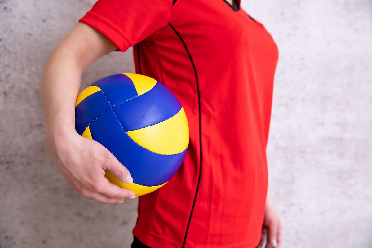 「下着が透ける」「白ユニフォームが…」10代女子がスポーツを
