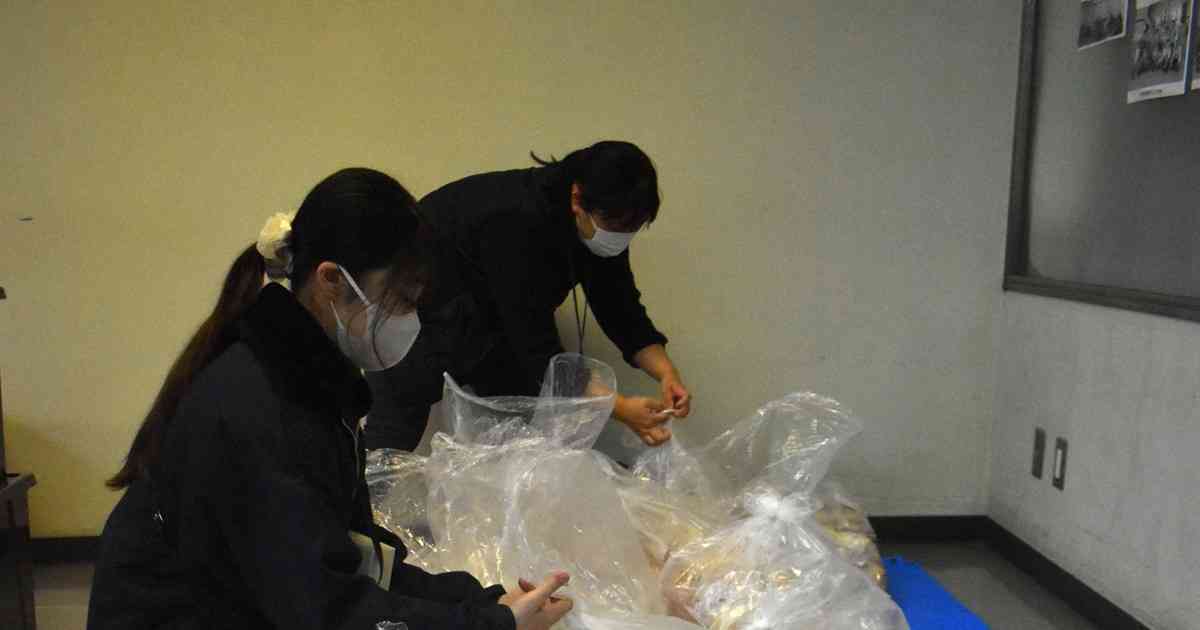 学級閉鎖で給食パン余った　一般販売したら「懐かしい」と行列　福岡 | 毎日新聞