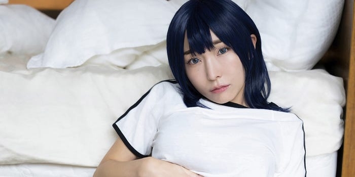 加護亜依「ヤンマガ」で青髪＆ウエストチラ見せSEXYコスプレ姿披露 - モデルプレス