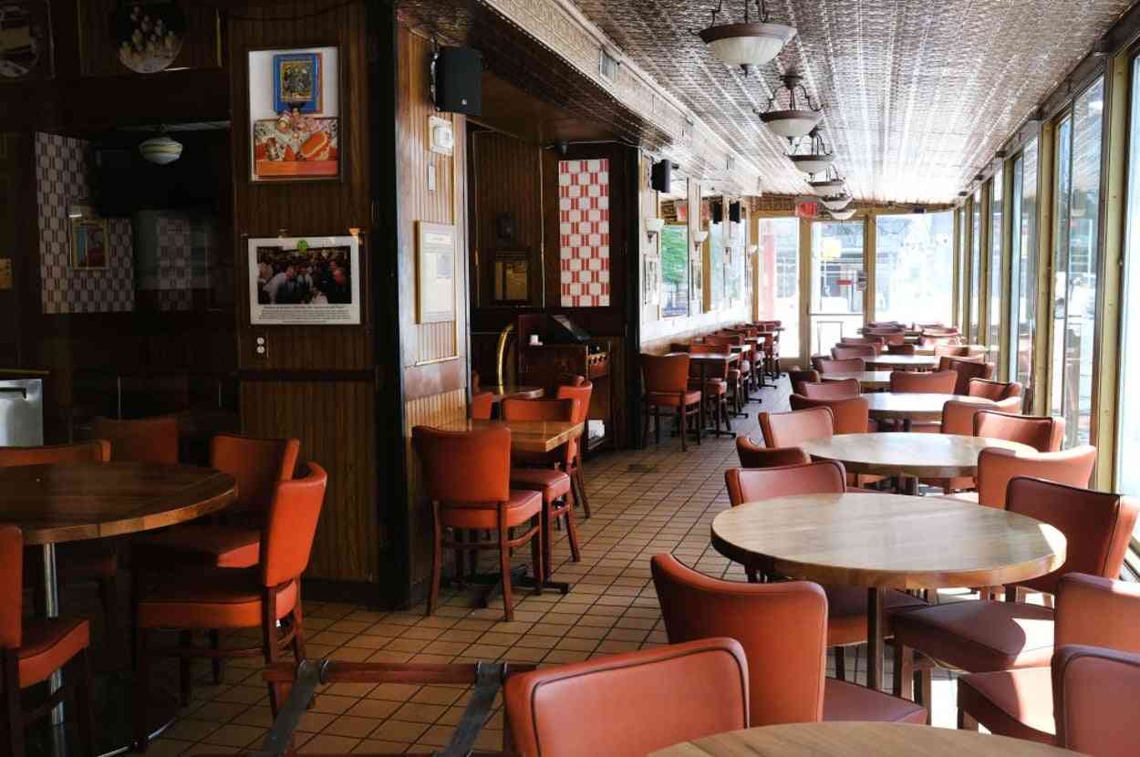 レストランで授乳する母親にオーナーが退店を要求。疑問をSNSにつづると…「声を挙げてくれてありがとう」「配慮も必要」