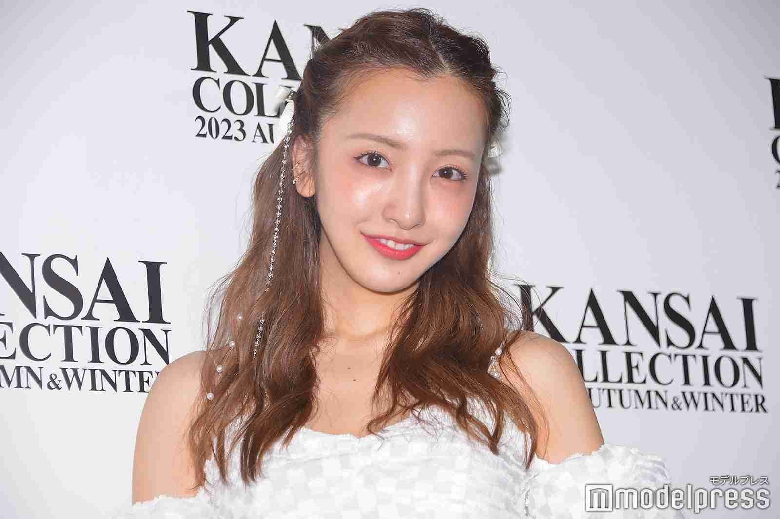 板野友美「若返ってんのどゆこと？」と友人衝撃 AKB48現役時代＆現在のビジュ比較写真が話題 - モデルプレス