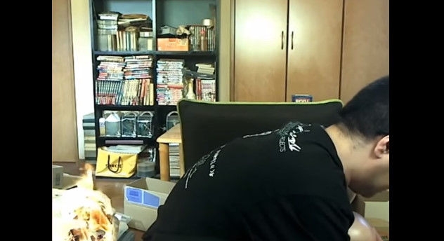 ネット動画生配信中にオイルマッチで火事が起きる