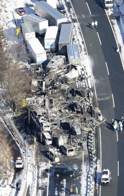 【関越道多重事故】燃えた車から遺体　死者は計2人、絡んだ車は67台に　群馬県みなかみ町