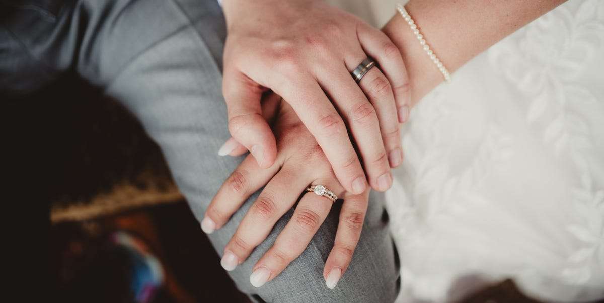リアリティ番組出演者、親友の結婚式にセクシーな「お呼ばれドレス」で出席。SNSで賛否の声広がる