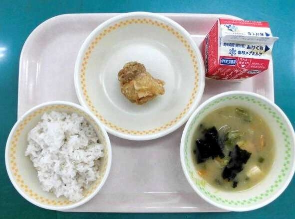 唐揚げ1個の給食、SNSで「寂しい」相次ぐ　市「2個分あるので」