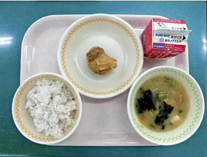 主菜「唐揚げ一つ」の学校給食、相次ぐ批判で改善へ…市教委「相対的に小さく見えてしまった」