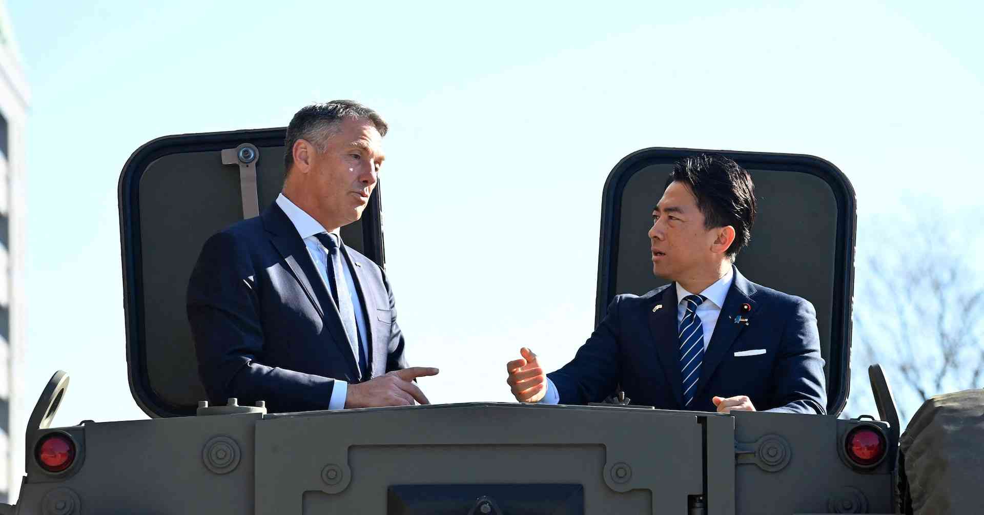 小泉防衛相、中国軍のレーダー照射を説明　豪国防相「深く憂慮」　中国は反論 | ロイター