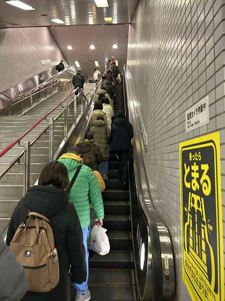 エスカレーター片側空けはなぜ、なくならないのか…万博で広がった「新マナー」はどこへ？　名古屋・福岡・東京の現実