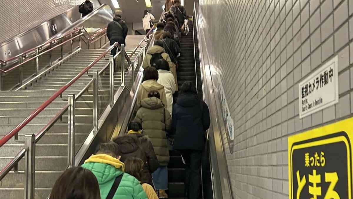 エスカレーター片側空けはなぜ、なくならないのか…万博で広がった「新マナー」はどこへ？　名古屋・福岡・東京の現実 | 集英社オンライン | ニュースを本気で噛み砕け