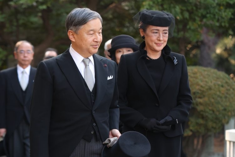《すっごいステキの声も》皇后雅子さま、哀悼のお気持ちがうかがえるお墓参りコーデ　漆黒の宝石「ジェット」でシックに（NEWSポストセブン） - Yahoo!ニュース