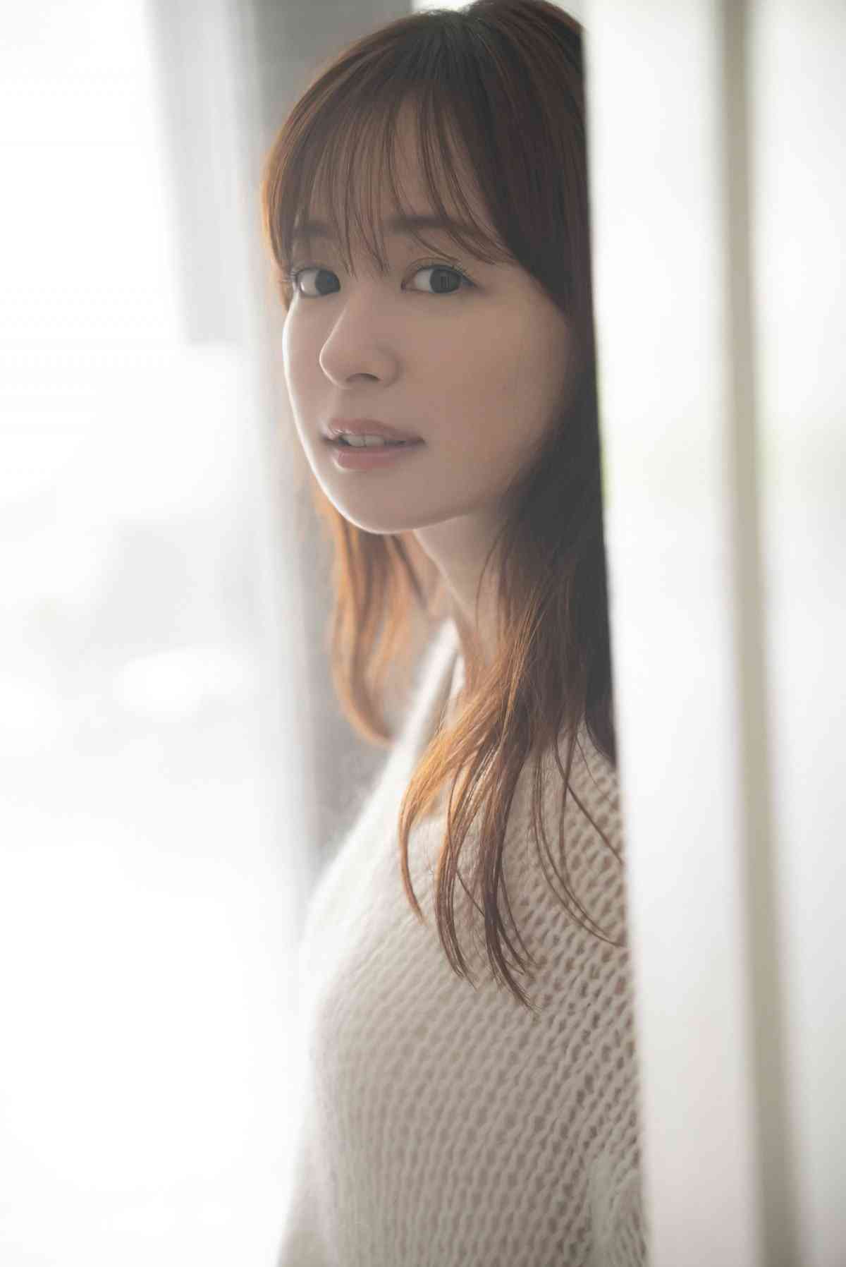 “16年ぶり”写真集発売の皆藤愛子、“胸元チラリ”な撮影カットに反響「セクシー」「色っぽくて美しい」