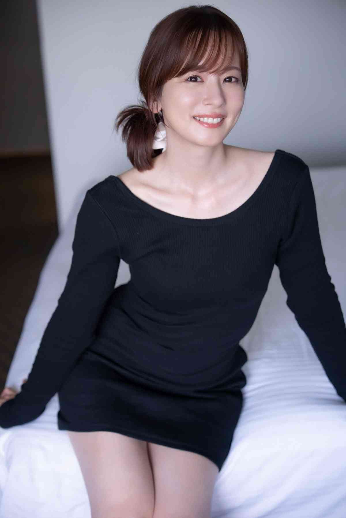 “16年ぶり”写真集発売の皆藤愛子、“胸元チラリ”な撮影カットに反響「セクシー」「色っぽくて美しい」