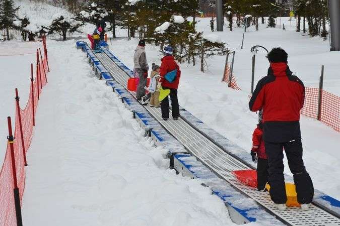 緊急装置作動せず、母親が停止　5歳児死亡のスキー場エスカレーター