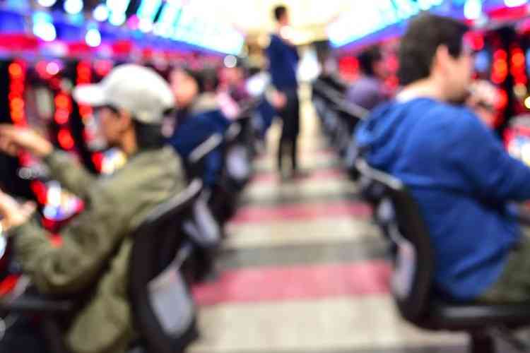 年代によって傾向が異なる“パチンコを始めたきっかけ” かつては「友人や家族に誘われた」が多数、若年層ほど「1人で始める」が増加、「推し活」の影響も | マネーポストWEB