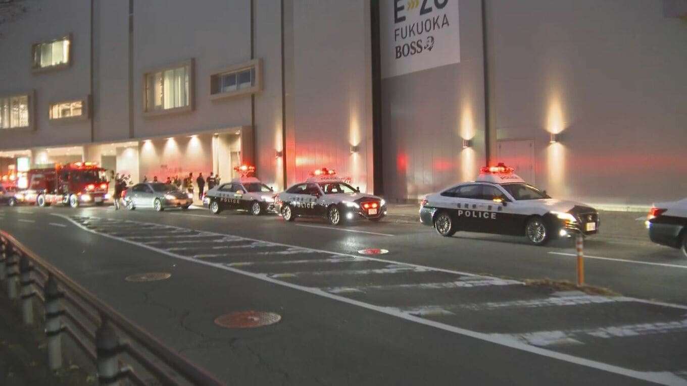 福岡市のドーム近くの商業施設で男女2人が刺される　60代とみられる男が逃走中