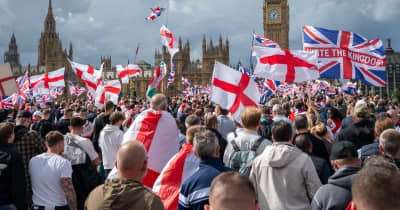 ロンドンで難民排斥10万人デモ　反対する団体と一触即発に
