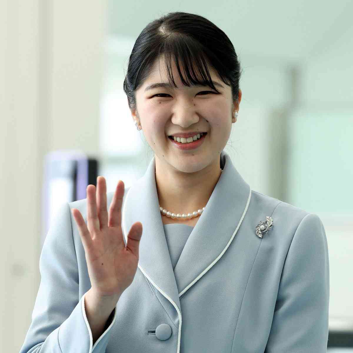 「しっとりとして華やか」愛子さま　バレエご鑑賞の「ワイン色メタリックドレス」姿に絶賛の声（女性自身） - Yahoo!ニュース