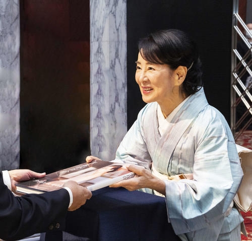 吉永小百合、30年ぶり写真集お渡し会「楽しい」抽選で選ばれた60人のファンからエネルギー - 芸能 : 日刊スポーツ