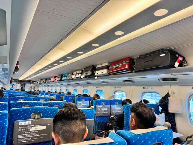新幹線や特急列車で荷物を置くため「1人で2座席分購入」はアリ?ナシ? JRの見解は… 年末年始の帰省ラッシュ・Uターンラッシュ 電車内での“荷物マナー”