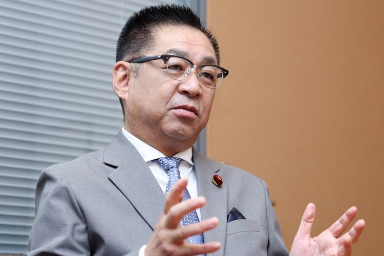 《自維連立のキーマンに重大疑惑》維新国対委員長の遠藤敬・首相補佐官に秘書給与800万円還流疑惑　元秘書の証言「振り込まれた給料の中から寄付する形だった」「いま考えるとどこかおかしい」（NEWSポストセブン） - Yahoo!ニュース