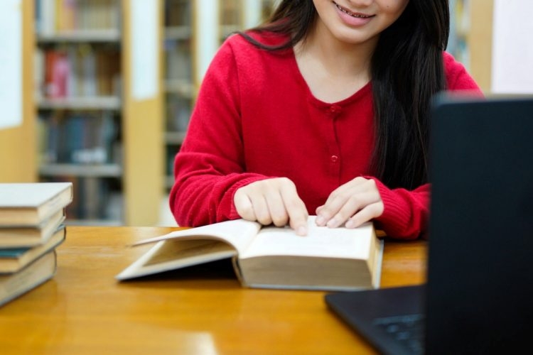 《高市政権が日中租税条約見直しへ》“中国人留学生が日本で稼いだアルバイト代は所得税が免除される”実態にメス　中国人留学生だけ“上限なく免税”の特権は廃止の方針へ（マネーポストWEB） - Yahoo!ニュース