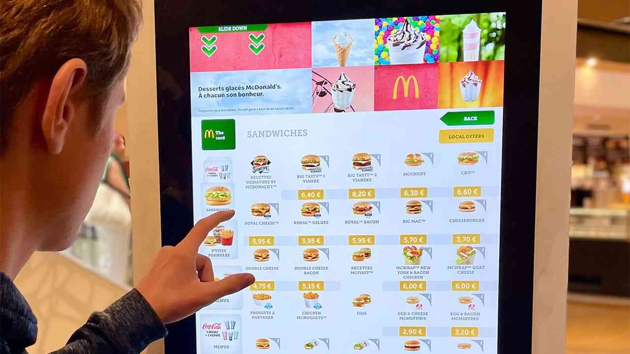 飲食店のスマホ注文は「紙のメニュー」に戻すべき？見つめ直される「店員」の価値や長所 | スマホライフPLUS