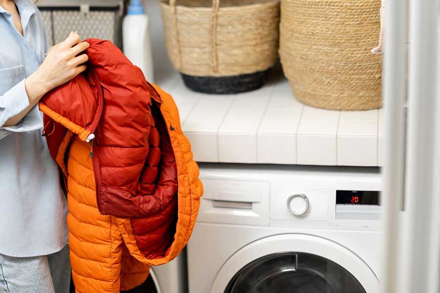 「洗ってはいけない」　ダウンジャケットを洗濯→まさかの仕上がりに唖然…　予想外の事態に「私もやってしまいました」と共感の声も | Hint-Pot
