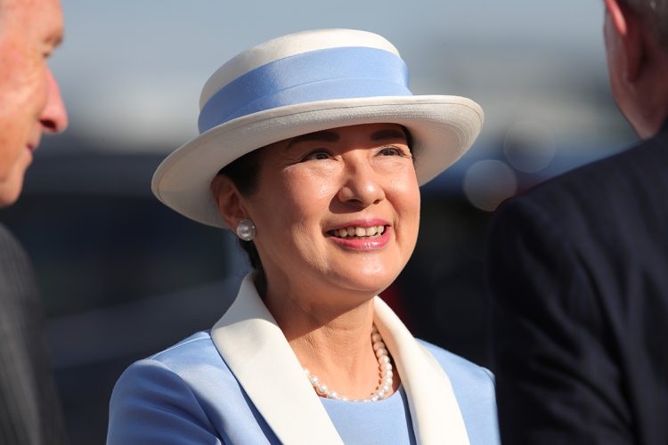 《メタリックに輝く雅子さま》62歳のお誕生日で見せたペールブルーの「圧巻の装い」、シルバーの輝きが示した“調和”への希い（NEWSポストセブン） - Yahoo!ニュース