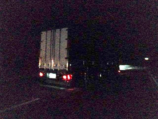 高速道路を歩いていた男性(24)大型トラックにはねられ死亡、運転手「路肩の車から降りてきた男性をはねた」非常駐車帯に車を止めていたか【高知】