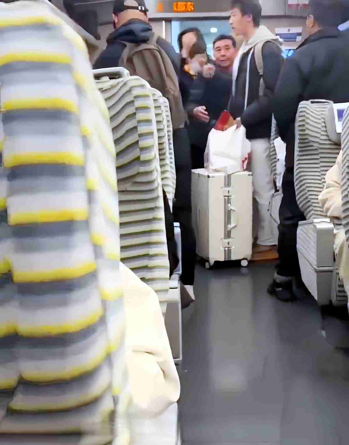 「妻に席を譲ってもらえませんか」新幹線自由席で哀願するW抱っこ紐夫婦。指定席を予約しなかった理由に「知るか」の声