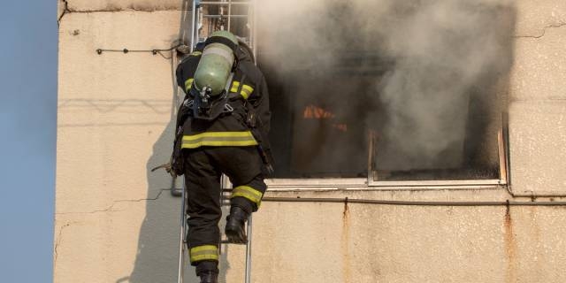 「消防士を蹴落とした女性」動画が物議　“火事でパニック”でも「罪」に問われる可能性がある？【弁護士解説】（弁護士JPニュース） - Yahoo!ニュース