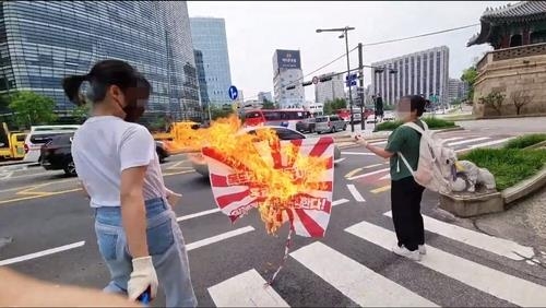 韓国警察　旭日旗燃やした大学生３人を書類送検 | 聯合ニュース
