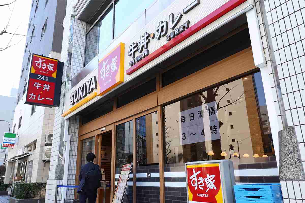 《ネズミ混入騒動》「すき家」の現役クルーが打ち明ける新たな“防止策”…冷蔵庫内にも監視カメラを設置に「なんだか疑われているような」｜NEWSポストセブン