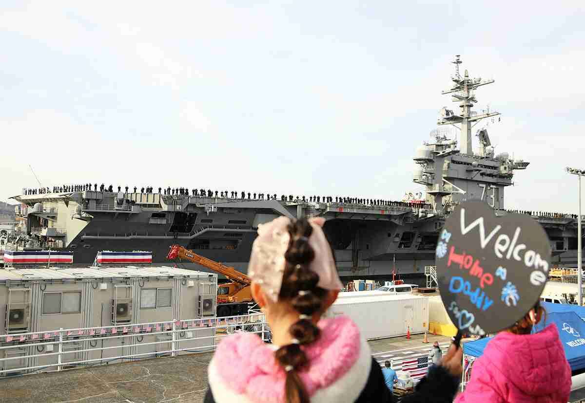 米空母ワシントン、横須賀に帰港　乗員の家族「クリスマスを一緒に…うれしい」（カナロコ by 神奈川新聞） - Yahoo!ニュース