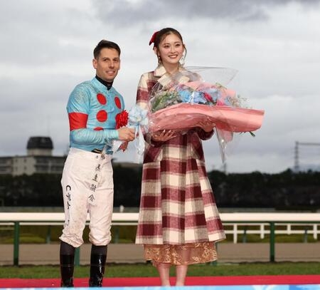 「頭身どうなってんの？？」阪神競馬場降臨のすらり長身ゆうちゃみにSNS騒然「表彰式で一番背が高い」「異彩放ってたな」