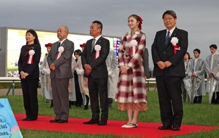 「頭身どうなってんの？？」阪神競馬場降臨のすらり長身ゆうちゃみにSNS騒然「表彰式で一番背が高い」「異彩放ってたな」